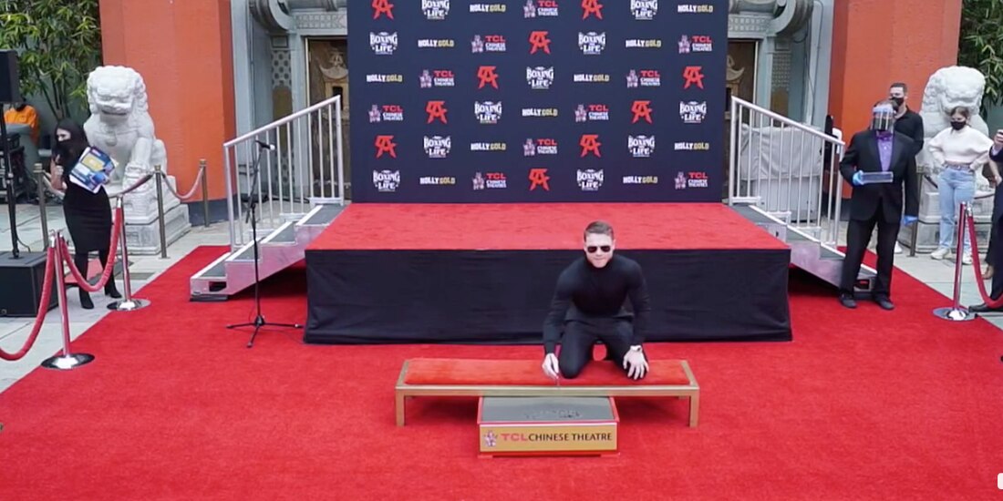 "Canelo" Álvarez al momento de plasmar sus huellas en el Teatro Chino en Hollywood.