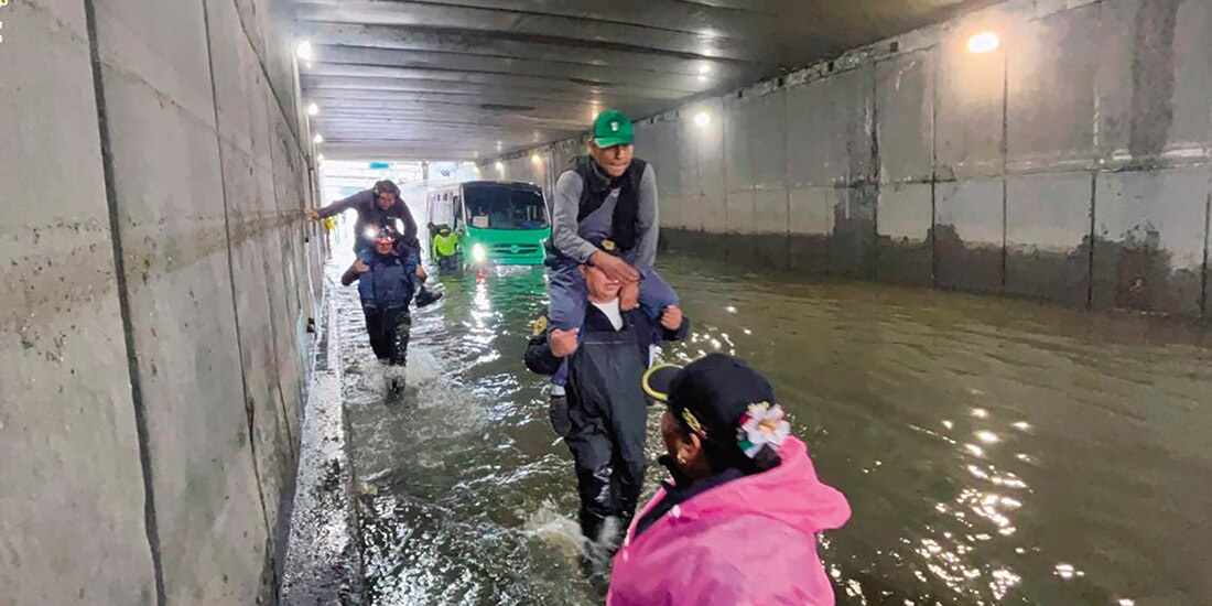 Policías, durante el rescate de 63 pasajeros, ayer, en Churubusco.