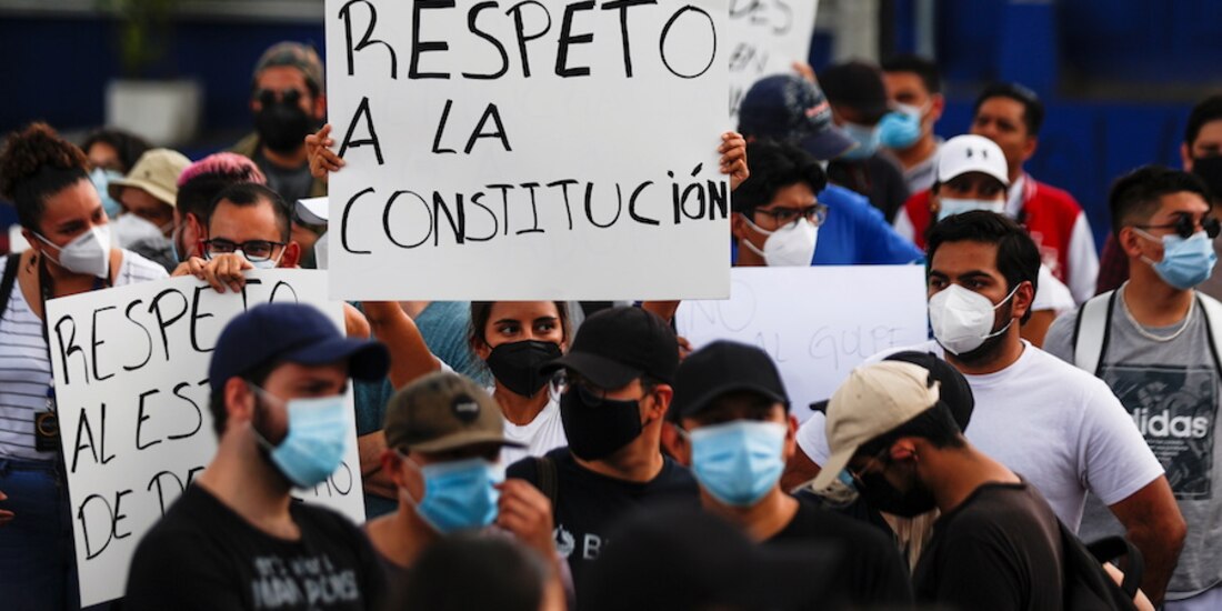 Manifestantes reprochan medidas autoritarias del Congreso y del Poder Ejecutivo, el pasado 2 de mayo.