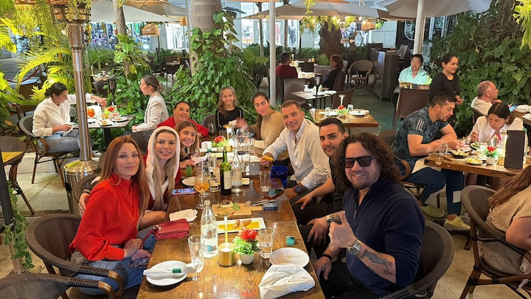 Osamu Menéndez junto a su familia.
