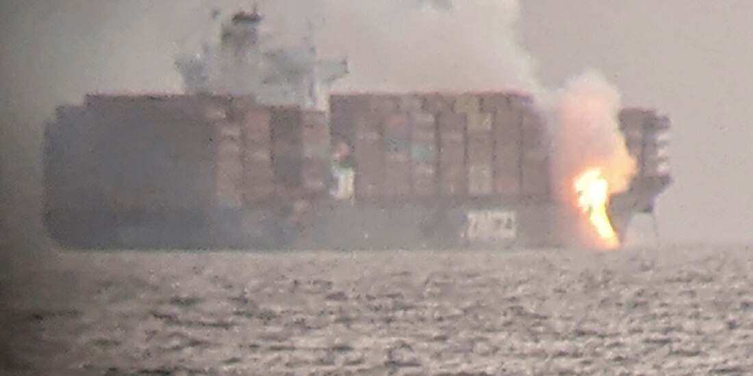 Explicaron que aún es muy pronto para señalar las posibles causas del incendio en los contenedores del buque.