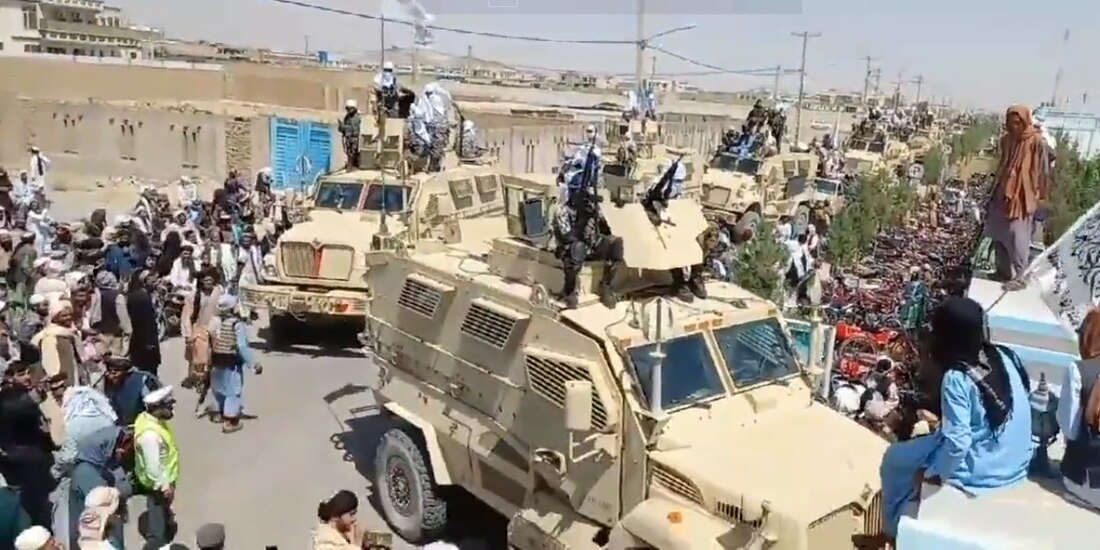 El Talibán desfiló con el equipo militar que Estados Unidos abandonó en Afganistán.