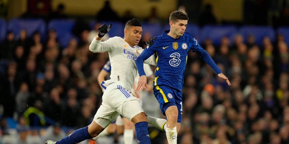 Casemiro y Christian Pulisic durante el juego entre Real Madrid y Chelsea en Stamford Bridge en la Champions League.