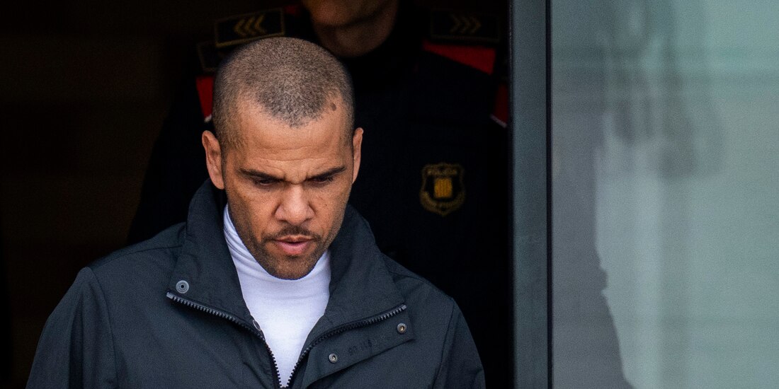 Dani Alves después de salir de la prisión de Brians 2 en Barcelona, el pasado 25 de marzo.