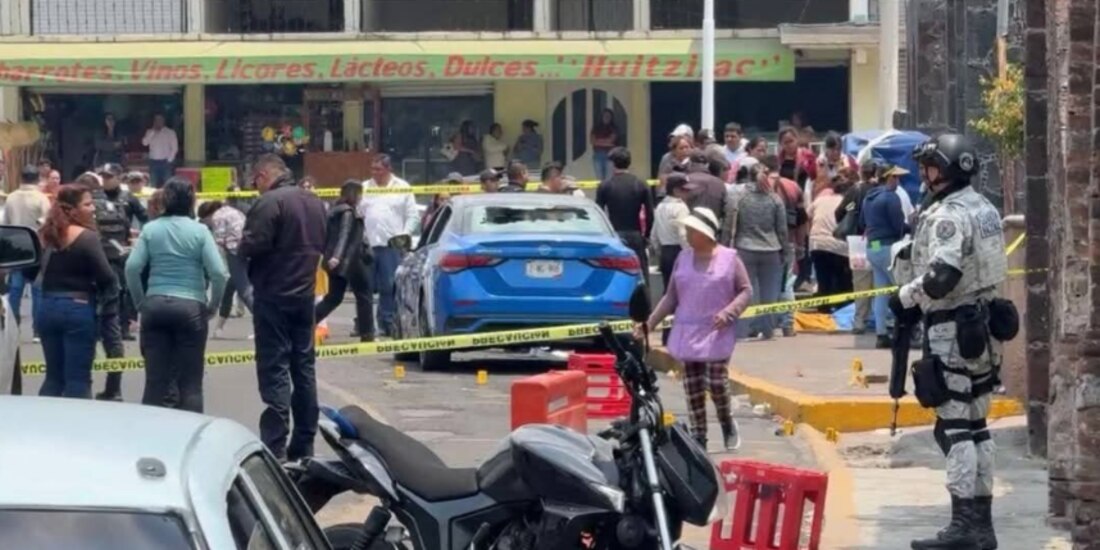 Las balas disparadas en contra de la víctima alcanzaron al medallón de un auto particular estacionado frente al Palacio Municipal, el 8 de abril