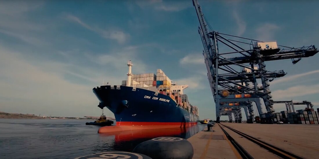 El navío de la línea Hapag-Lloyd arribó por primera vez al puerto mexicano.