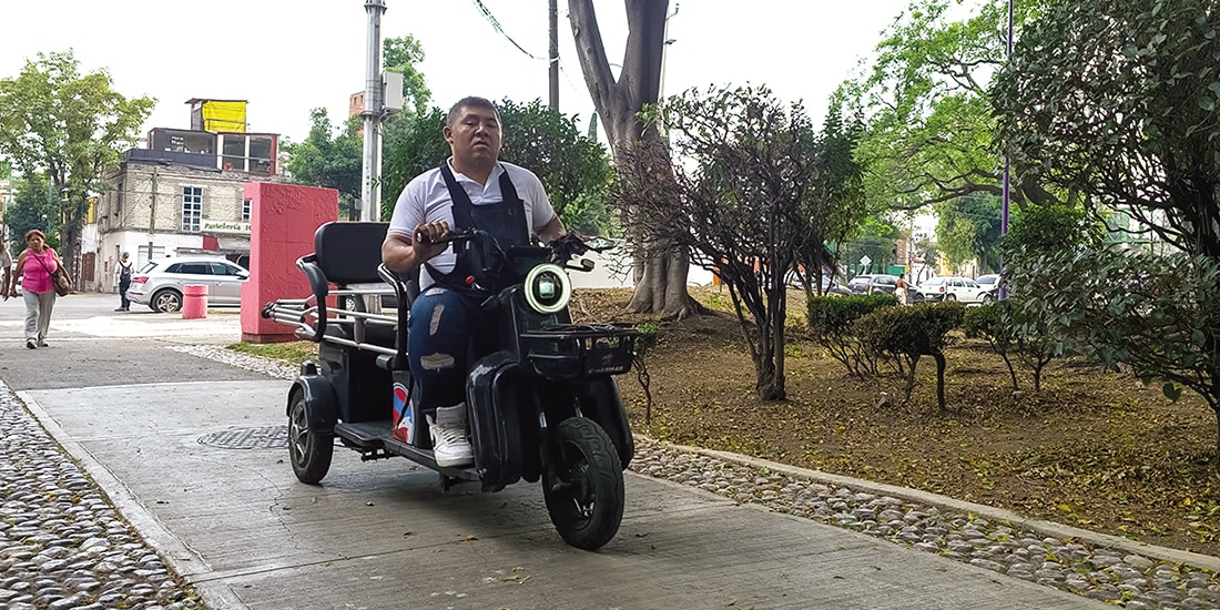 Un hombre circula con su moto eléctrica sobre una banqueta de Tlatelolco, ayer.
