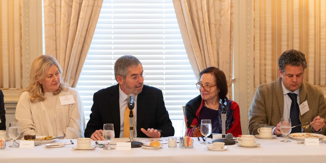 El canciller Juan Ramón de la Fuente conversó con inversionistas de diversas empresas estadounidenses en México.