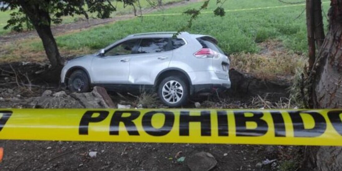 La camioneta en la que se transportaba terminó en un canal de riego.