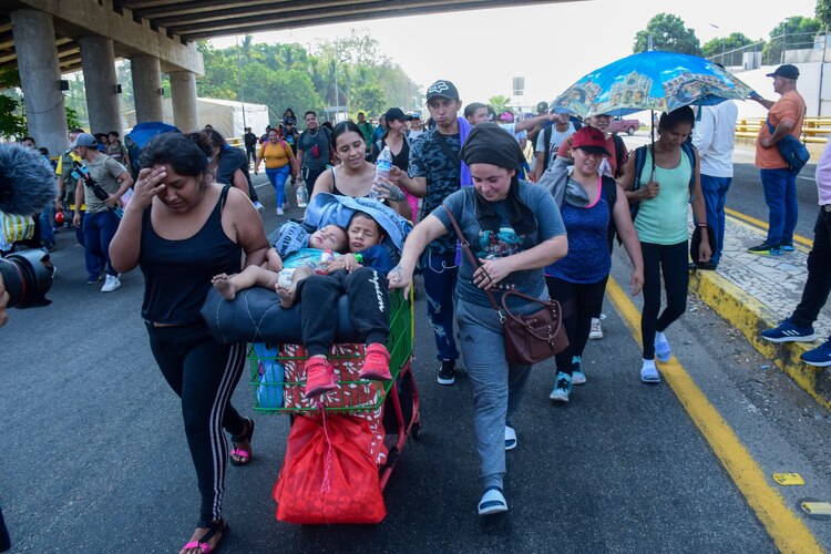 El Viacrusis Migrante partió muy temprano del Parque Bicentenario rumbo a la Ciudad de México, en protesta por la.muerte de 40 migrantes durante un incendio en una estación migratoria del INM en Ciudad Juárez. Un de aproximado de 2500 personas de las distintas nacionalidades salieron, se pudieron observan mujeres, niños y personas, con capacidades diferentes.