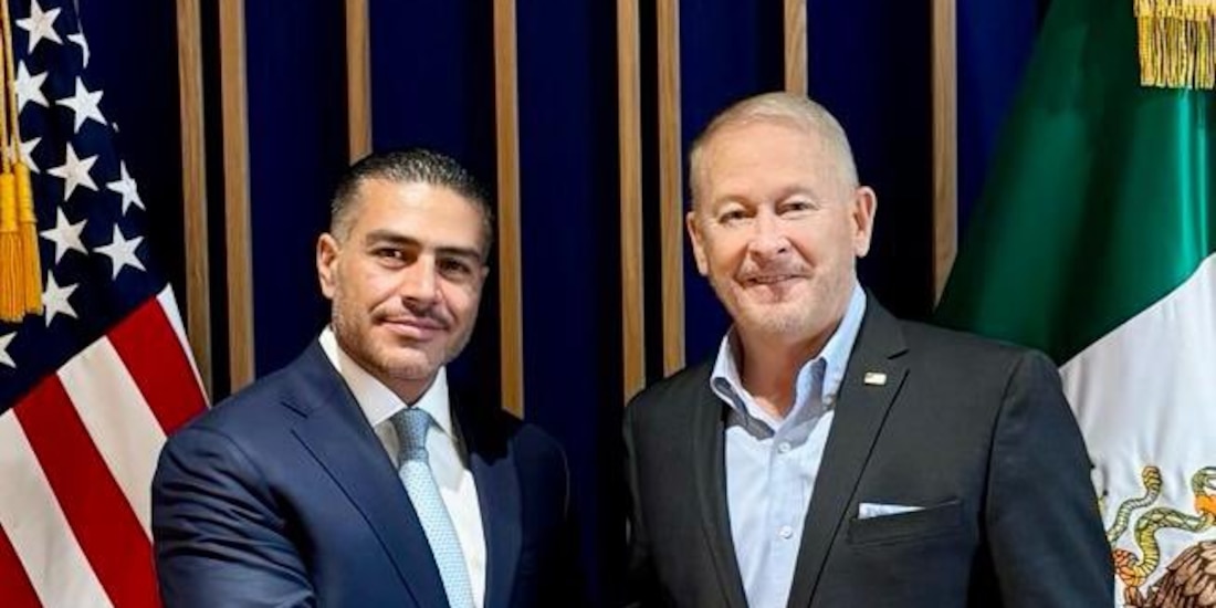 Omar García Harfuch, titular de la SSPC (izq.) y el embajador de EU en México, Ronald Johnson (der.).