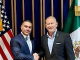 Omar García Harfuch, titular de la SSPC (izq.) y el embajador de EU en México, Ronald Johnson (der.).