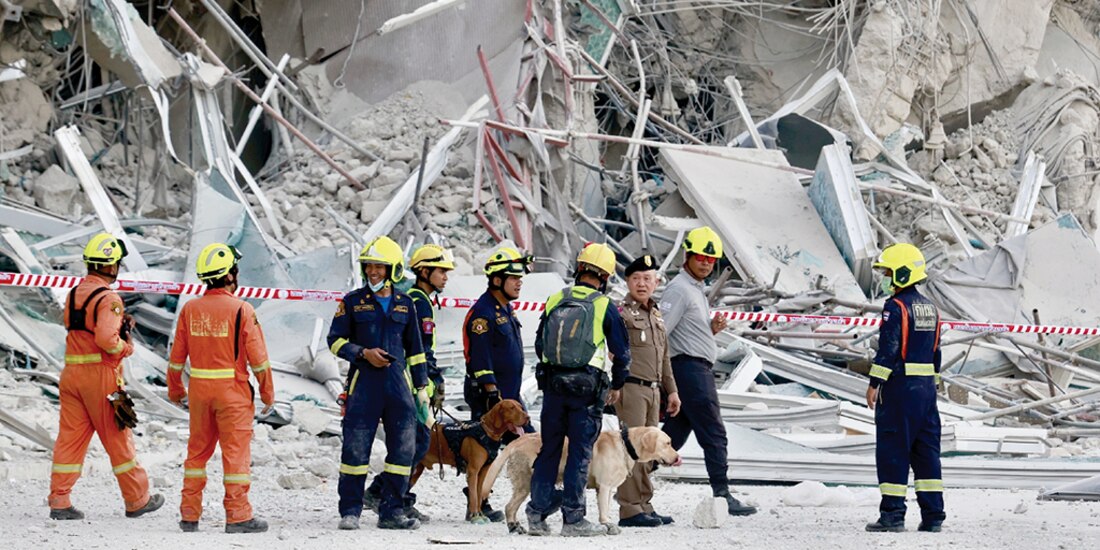 Rescatistas laboran en un edificio colapsado ayer, en Bangkok, Tailandia.