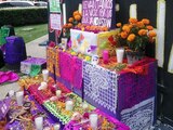 Activistas colocan ofrenda a las mujeres víctimas de feminicidio en glorieta de Colón