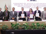 Guadalupe Taddei, Alejandro Moreno (izq.) y José Luis Villalobos, ayer en la firma del acuerdo en el INE.