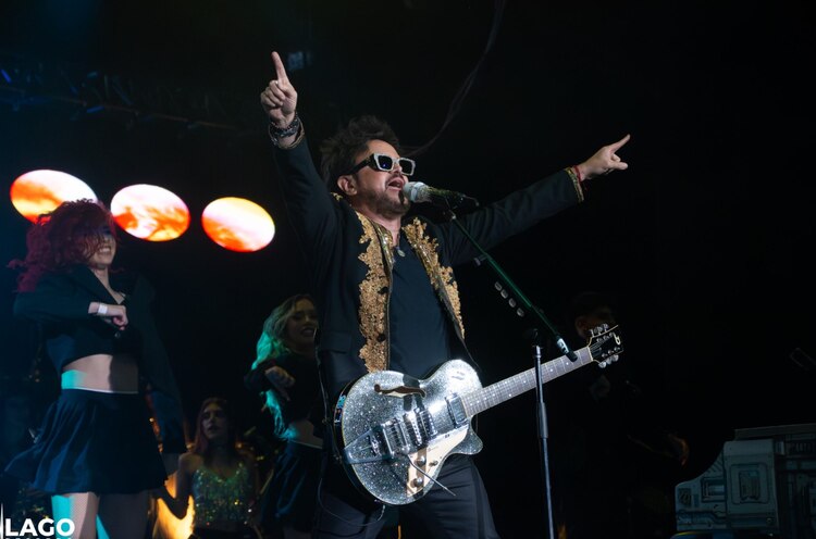 Aleks Syntek hace un recorrido por su carrera musical, en el Auditorio Nacional.