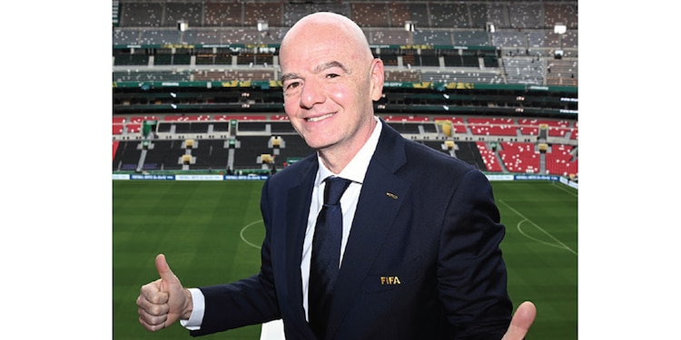 EL DIRECTIVO posa en el Estadio Ciudad de México, ayer.