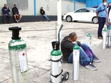Personas esperan desde las 6 am para recargar sus tanques de oxígeno, ayer.