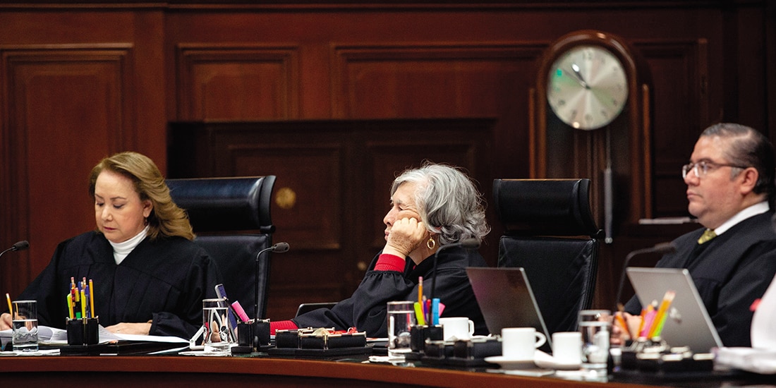 Yasmín Esquivel (izq.), María Estela Ríos e Irving Espinosa, ayer en la SCJN.