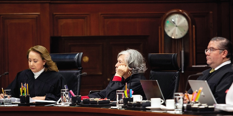 Yasmín Esquivel (izq.), María Estela Ríos e Irving Espinosa, en la SCJN.