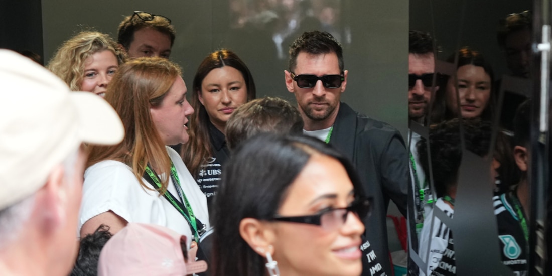 Lionel Messi saliendo del garage de Mercedes.