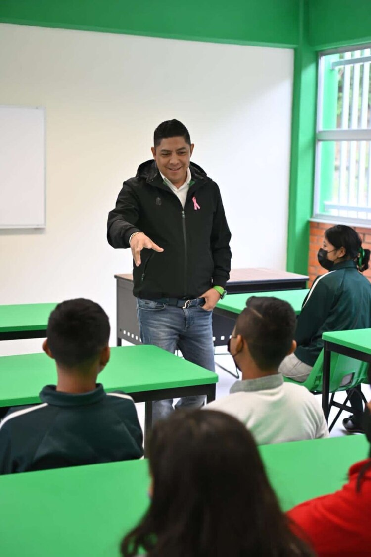 El gobernador de San Luis Potosí, Ricardo Gallardo Cardona, entregó cuatro aulas didácticas.