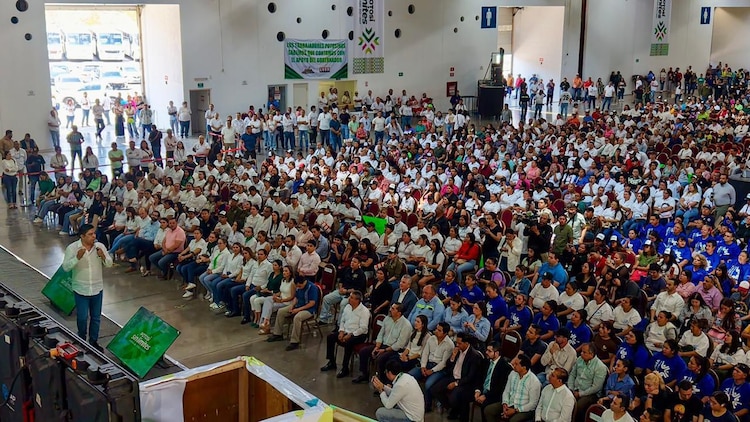 Miles de trabajadores potosinos respaldan el anuncio de becas y apoyos de vivienda del Gobierno del Estado.