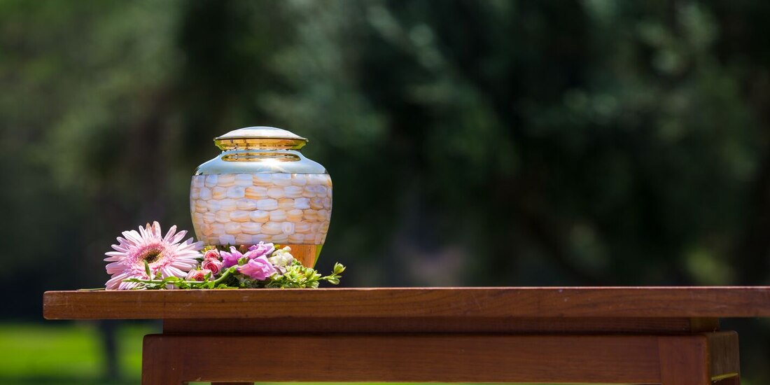 Viajar con una urna de cenizas puede ser posible si cumples ciertos requisitos.