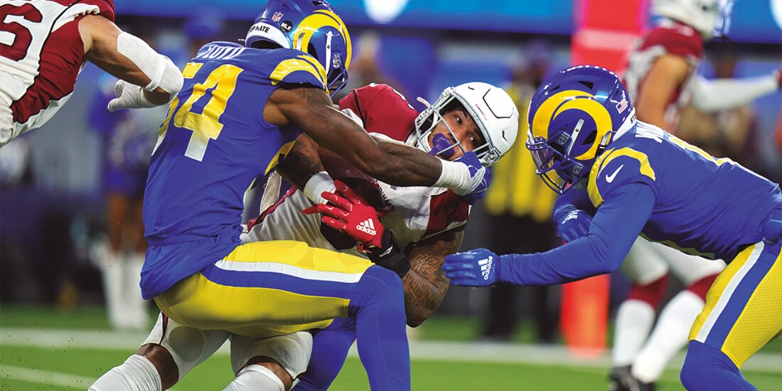 Leonard Floyd detiene el avance de James Conner, ayer, en Los Ángeles.