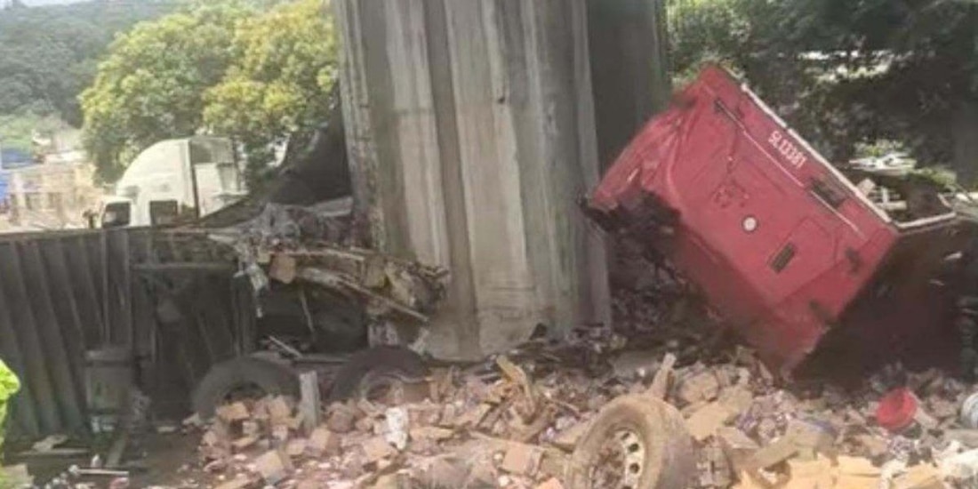 Tráiler vuelca en la carretera México - Toluca y genera filas de 2.5 kilómetros.