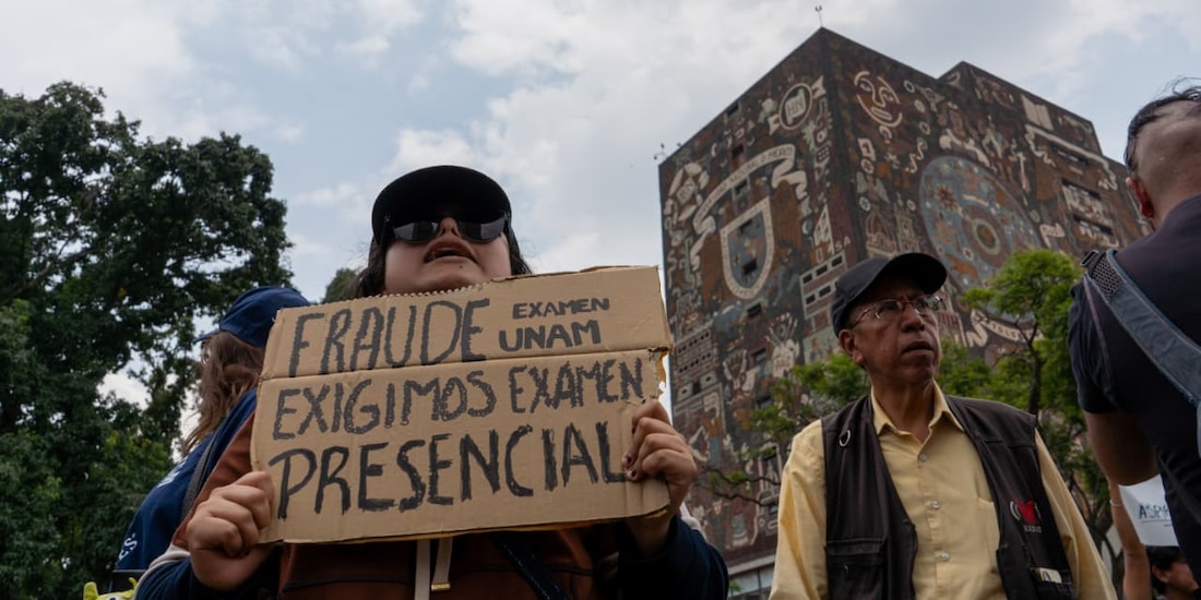 Una aspirante a la UNAM se manifiesta frente a Rectoría contra la aplicación remota del examen.