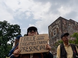 Una aspirante a la UNAM se manifiesta frente a Rectoría contra la aplicación remota del examen.