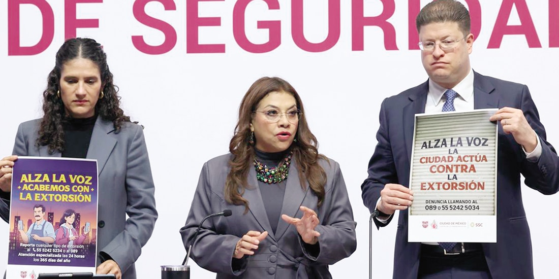 Clara Brugada (centro), Bertha Alcalde y Pablo Vázquez, ayer, al presentar el plan contra la extorsión.