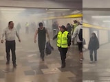 Explotan petardos en La Raza del Metro de CDMX durante riña de porros.