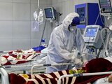 U médico trata a un paciente infectado de COVID-19, en Teherán, Irán, el 1 de marzo de 2020.
