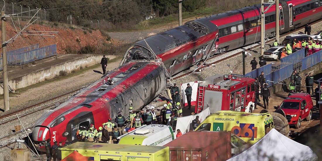 Miembros de la Guardia Civil, junto con otros efectivos de emergencia, trabajan junto a uno de los trenes accidentados, en Córdoba, España, ayer.