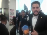 Carlos Gutiérrez Mancilla arrojó agua sucia e increpó a Jorge Álvarez Máynez en la Cámara de Diputados.