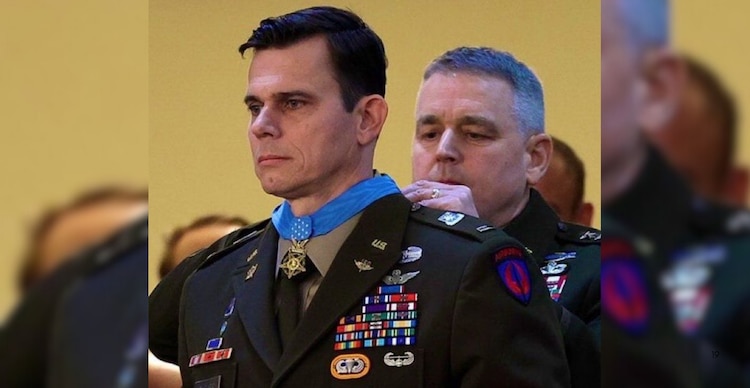 Eric Slover recibiendo la Medalla de Honor del Congreso