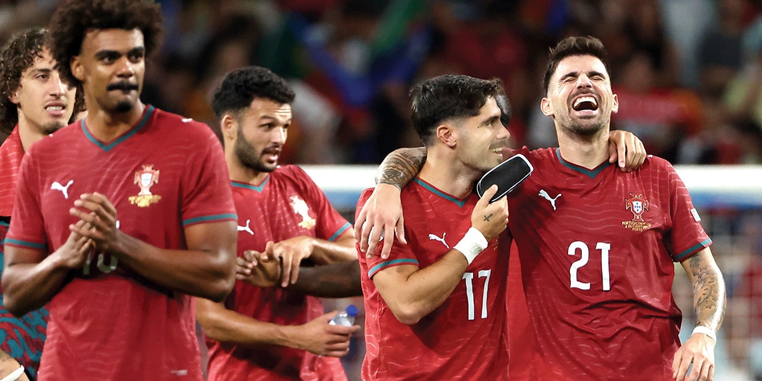Ruben Neves y Pedro Neto, de Portugal, festejan con sus compañeros en el partido de ayer.
