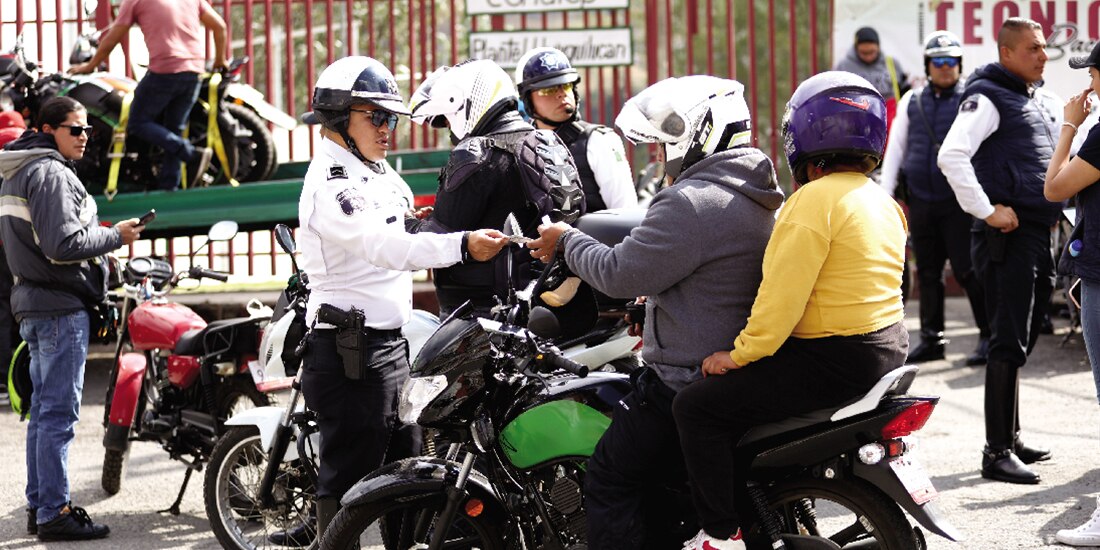 Autoridades de Huixquilucan revisan a los motociclistas.