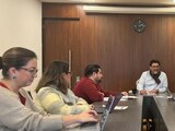 Reyes Rodríguez (centro) en reunión con la Comisión de Administración, ayer.