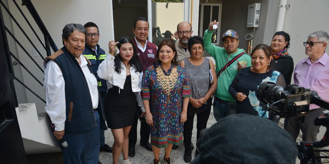 Clara Brugada y Janecarlo Lozano, ayer, al entregar 12 viviendas en la GAM.