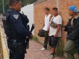Jóvenes rapean para que policías no los detengan