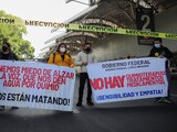 Padres de niños con cáncer protestan el pasado martes, bloqueando los accesos al Aeropuerto capitalino.
