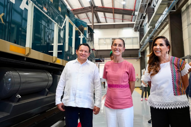 Claudia Sheinbaum, junto al gobernador Joaquín Díaz Mena (izq.) y Mara Lezama (der.).