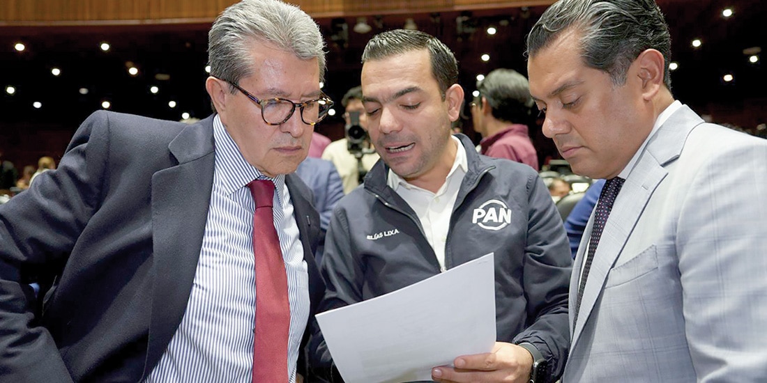 El presidente de la Jucopo, con Elías Lixa y Sergio Gutiérrez, el 15 de octubre, en la aprobación de la Ley de Ingresos.