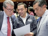 El presidente de la Jucopo, con Elías Lixa y Sergio Gutiérrez, el 15 de octubre, en la aprobación de la Ley de Ingresos.