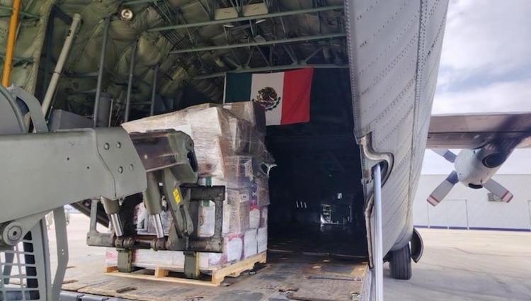 El despegue de los pesados transportes se registró desde las pistas de la Base Aérea Militar de Santa Lucía con destino al caribe de forma directa.