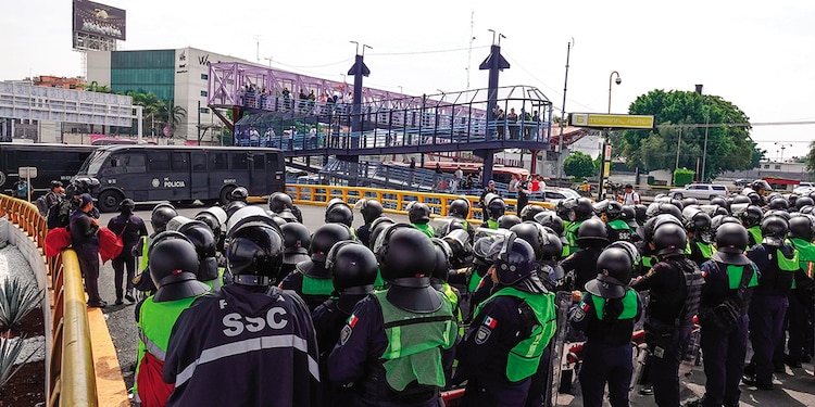 Policías y equipo antimotines resguardaban la entrada al AICM.