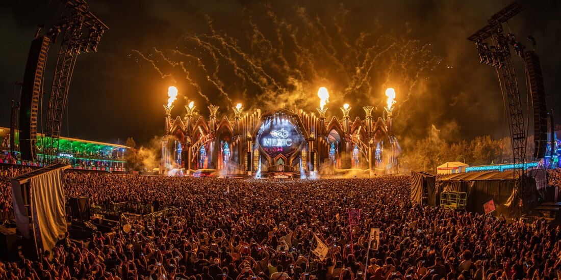 El escenario principal del EDC, la noche de ayer (abajo). Arriba, imágenes de algunos tótems de los asistentes.